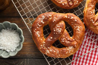 Tahta masada tuzlu krakerler, düz yatış.