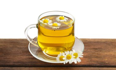 Cam fincanda nefis papatya çayı ve beyaz arka planda tahta masada taze çiçekler.