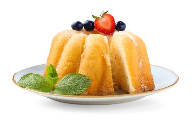 Pudra şekeri, böğürtlen ve nane şekeri ile beyaz üzerine izole edilmiş lezzetli bir kek.