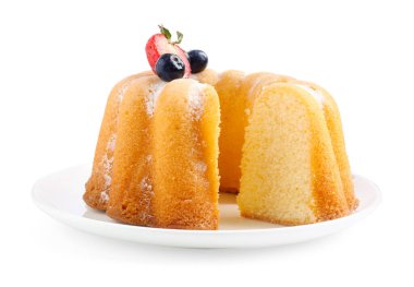 Beyaz üzerine izole edilmiş toz şeker ve böğürtlenli Lezzetli Bundt keki