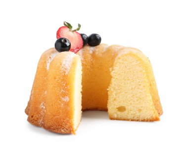 Beyaz üzerine izole edilmiş toz şeker ve böğürtlenli Lezzetli Bundt keki