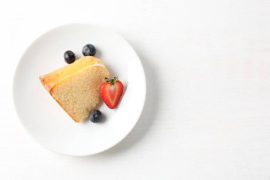 Beyaz arka planda böğürtlenli lezzetli kek parçaları, üst manzara. Metin için boşluk