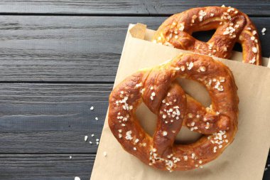 Koyu ahşap masada tuzlu krakerler, üst manzara. Metin için boşluk