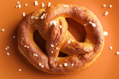 Lezzetli krakerler, tabakta tuz, üst manzara.