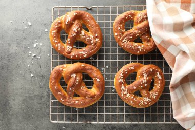 Gri masadaki tuzlu krakerler, üst manzara.