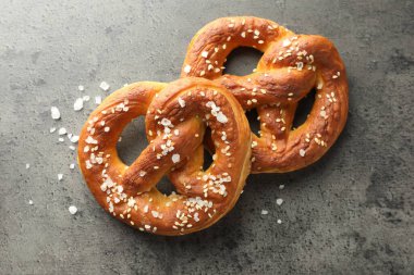 Gri masadaki tuzlu krakerler, düz.