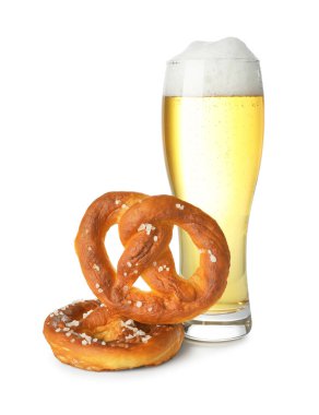 Lezzetli krakerler ve beyaz üzerine izole edilmiş bir bardak bira.