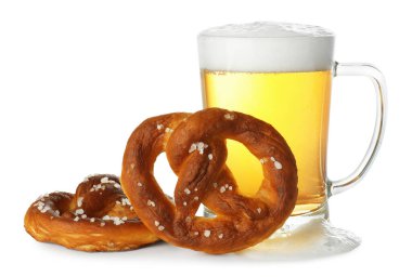 Lezzetli krakerler ve beyaz üzerine izole edilmiş bir bardak bira.