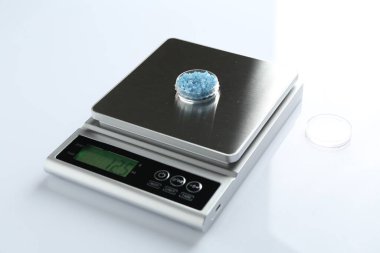 Beyaz arka planda Petri kabı ile laboratuvar ölçeği, yakın plan