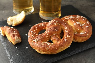 Koyu dokulu masada lezzetli krakerler, yakın plan.