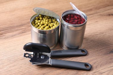 Konserve açacağı ve konserve kutuları ahşap masada, yakın plan.