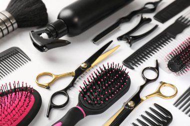 Açık gri arka planda farklı kuaför araçları