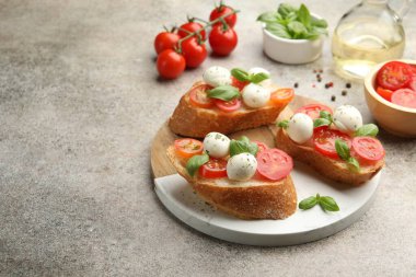 Mozarella peynirli, domatesli ve fesleğenli lezzetli sandviçler. Metin için boşluk