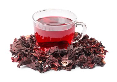 Cam bardakta leziz amber çayı ve beyaza izole edilmiş kuru roselle sepals.