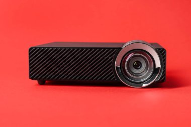 Kırmızı arkaplanda modern video projektörü, yakın plan