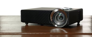 Beyaz arkaplana karşı ahşap tabloda modern video projektörü