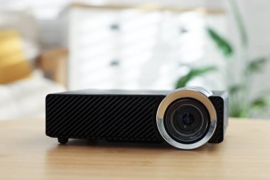 Modern video projektörü ahşap masaya yakın çekim.