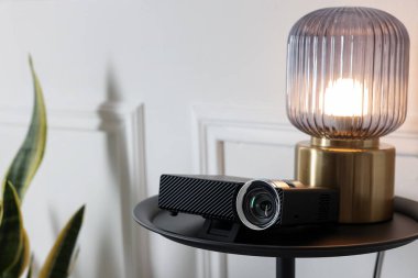 Modern video projektörü ve lamba siyah tablo üzerinde, metin için boşluk