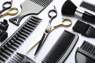 Beyaz arka planda farklı kuaför araçları, yakın plan