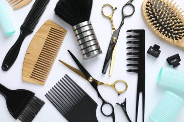 Beyaz arka planda farklı kuaför aletleri, düz yatış