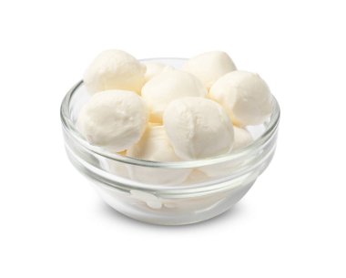 Lezzetli mozzarella peynir topları beyaz kasede izole edilmiş.