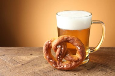 Lezzetli kraker ve ahşap masada cam bardak bej renkli arka planda, yakın plan. Metin için boşluk