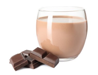 Bardakta lezzetli çikolatalı süt ve beyaz üzerine izole edilmiş malzeme.