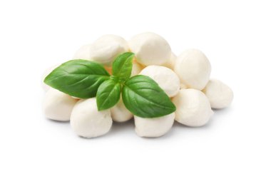 Lezzetli mozzarella peynirli toplar ve beyaz üzerine izole edilmiş fesleğen.