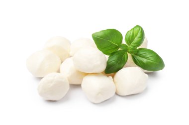 Lezzetli mozzarella peynirli toplar ve beyaz üzerine izole edilmiş fesleğen.