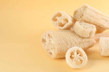 Bej arka planda farklı lif süngerleri, yakın plan. Metin için boşluk