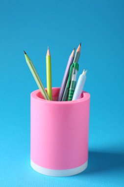 Açık mavi arkaplanda bulunan kalemler ve kalemler
