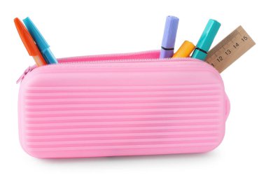 Beyaz üzerine izole edilmiş kalem kutusundaki farklı kırtasiye