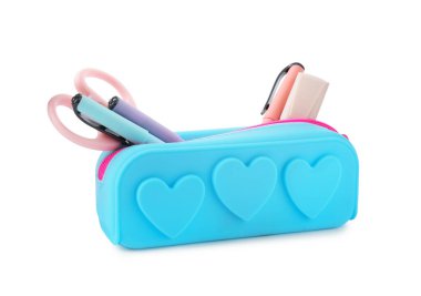 Beyaz üzerine izole edilmiş kalem kutusundaki farklı kırtasiye