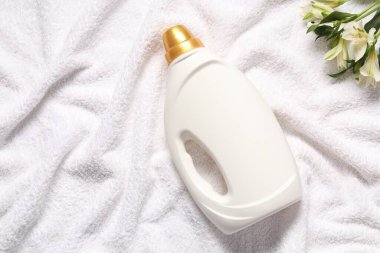 Bir şişe yumuşatıcı ve Terry Havlu 'nda çiçekler, düz yatak. Metin için boşluk