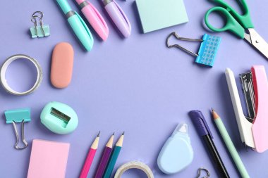 Menekşe arkaplan üzerine kalem ve diğer kırtasiye malzemesi, düz. Metin için boşluk