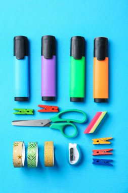 Açık mavi arkaplan üzerinde farklı kırtasiye, düz uzanma