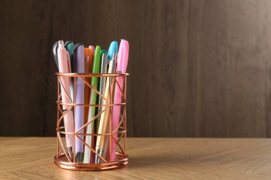 Ahşap masa üzerinde birçok farklı kalem, metin için boşluk