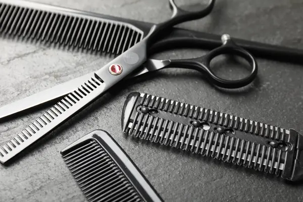 Siyah masada farklı berber aletleri, yakın plan.