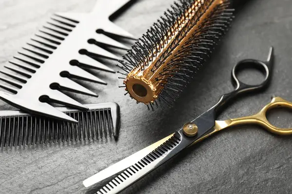 Siyah masada farklı berber aletleri, yakın plan.