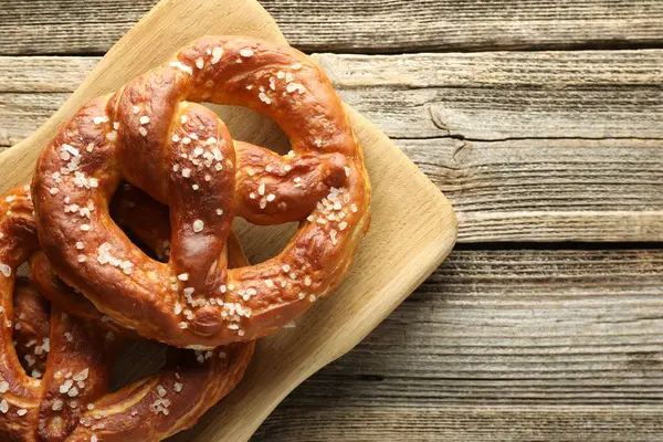 Ahşap masada tuzlu krakerler, üst manzara. Metin için boşluk