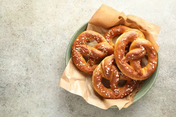 Gri masadaki tuzlu krakerler, üst manzara. Metin için boşluk