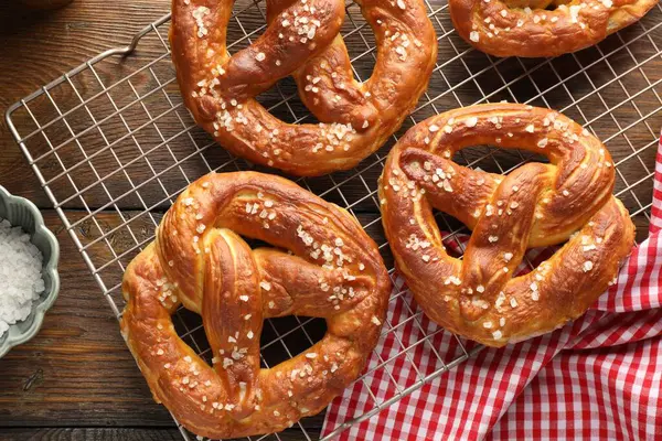 Tahta masada tuzlu krakerler, düz yatış.