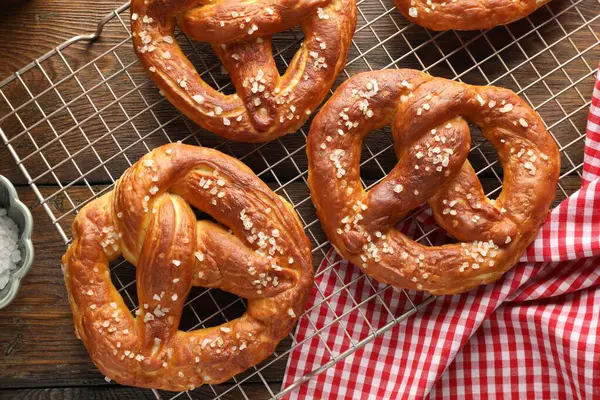 Ahşap masada tuzlu krakerler, üst manzara.