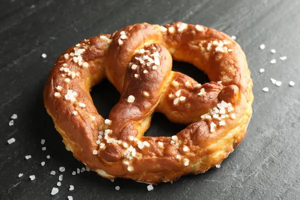 Siyah masada tuzlu kraker, yakın plan.