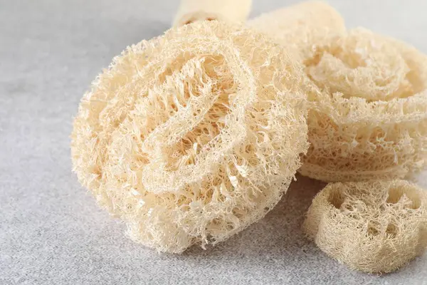 Açık gri masada farklı lif süngeri, yakın plan.