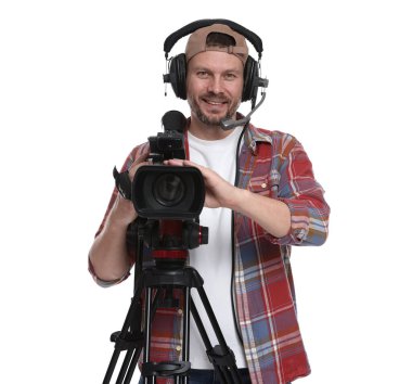 Profesyonel kameralı ve kulaklıklı bir adam beyaz arka planda.