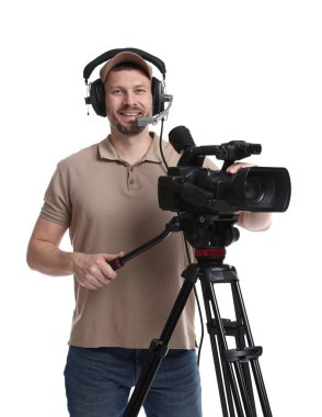 Profesyonel kameralı ve kulaklıklı bir adam beyaz arka planda.