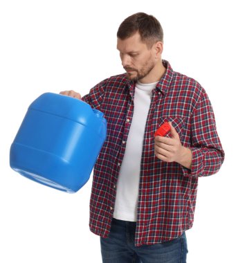 Beyaz arka planda plastik kutu ve kapak tutan adam