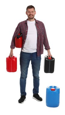 Beyaz arka planda plastik kutuları olan adam.