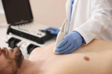 Sonograf, klinikte adamın kalbinin ultrason muayenesi yapıyor.